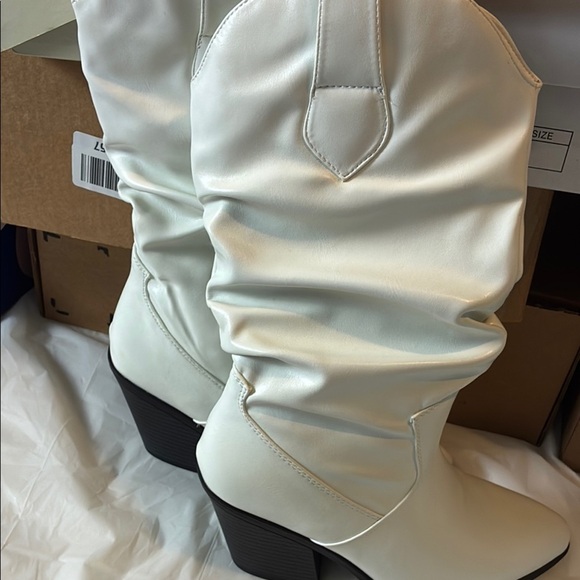 Cream Heeled Boots with Western Flair - Picture 5 of 8